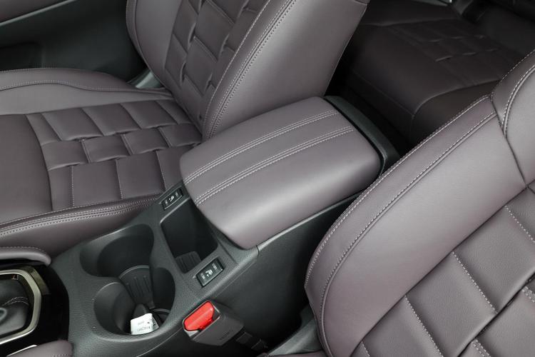 新逍客中央扶手箱切割改装作业,逍客扶手箱套怎么安装