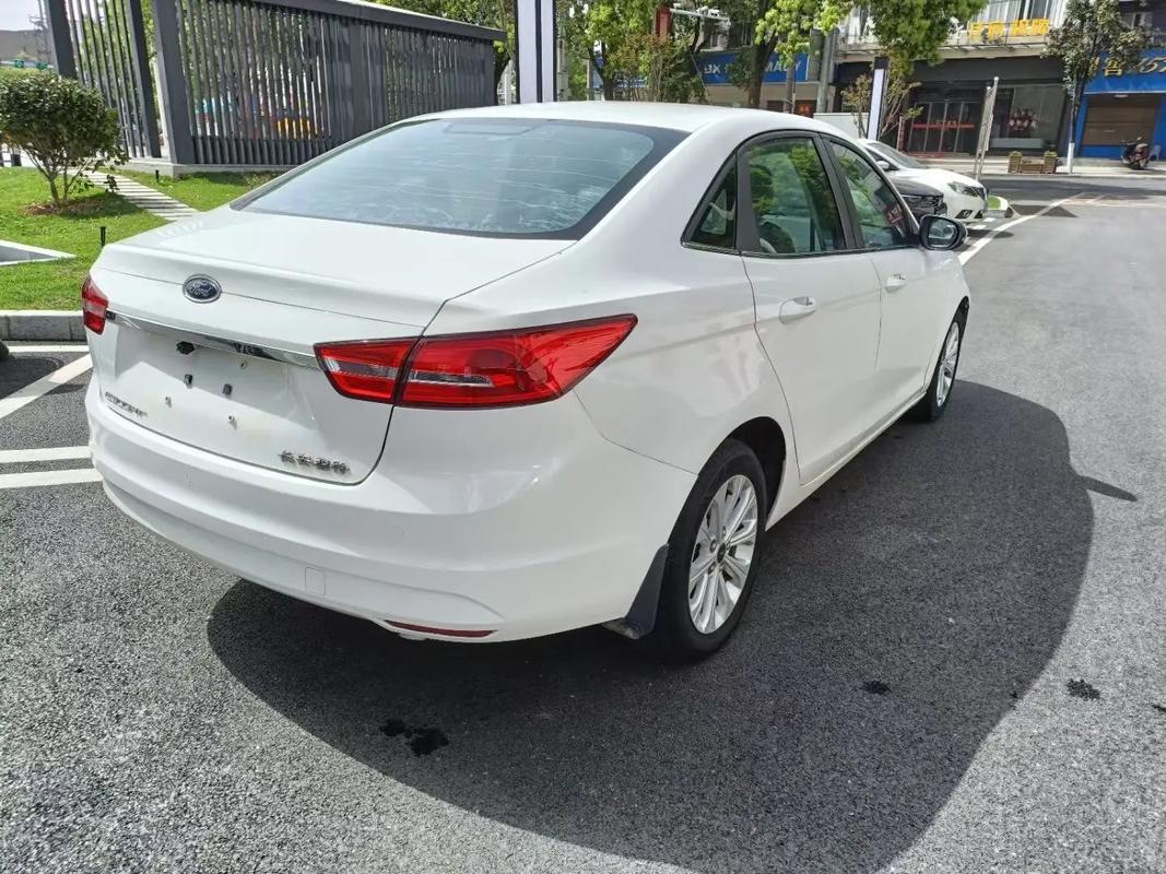 【2015福特福睿斯图片报价,2015款福特福睿斯图片】